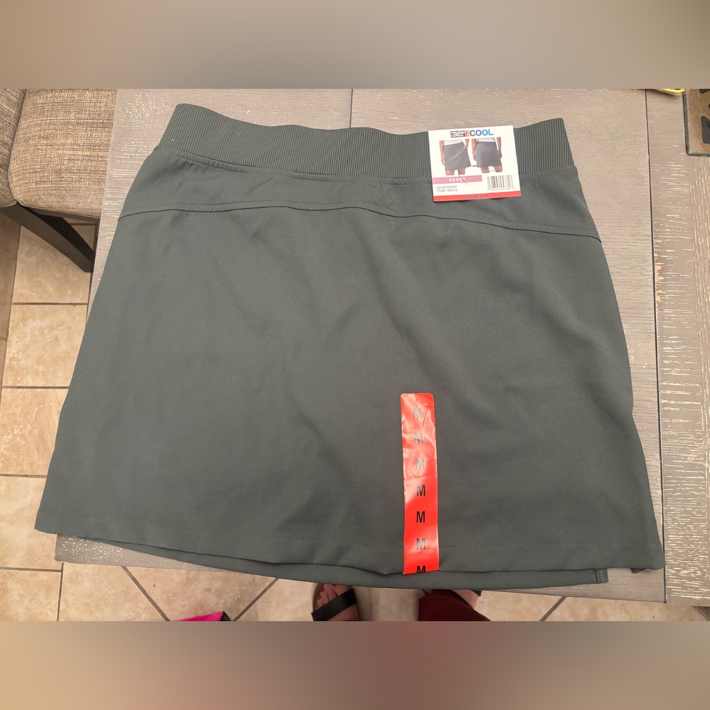 32 Heat Green Skort NWT Medium